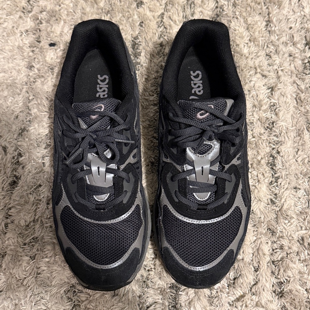 Black Asics - Picture 2 of 3